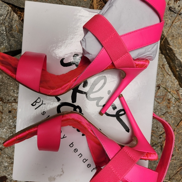 ALICE & OLIVIA neon pink talene heel - Picture 3 of 5